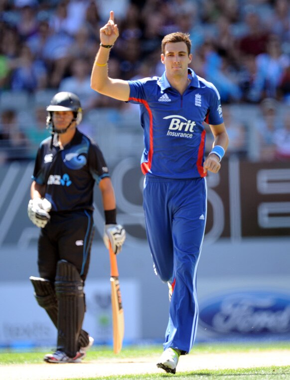 ऑकलैंड में वनडे मैच के दौरान न्यूजीलैंड के बल्लेबाज हामिश रदरफोर्ड को आउट करने के बाद इंग्लैंड के स्टीवन फिन।