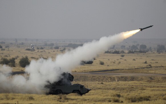 पोखरण में 'आयरन फिस्ट 2013' अभ्यास के दौरान सतह से हवा में मार करने वाली मिसाइल ओएसए एके-एम। भारतीय वायु सेना यहां अब तक का सबसे बड़ा युद्धाभ्यास कर रही है।