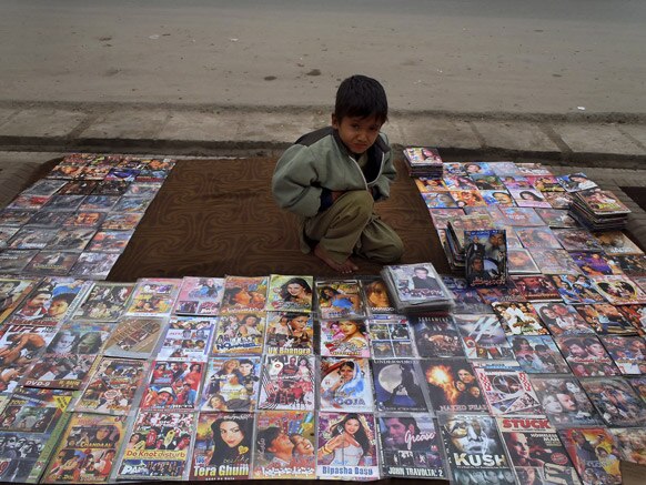 आफगानिस्तान के जलालाबाद में सड़क किनारे फिल्मों की सीडी बेचता एक लड़का।