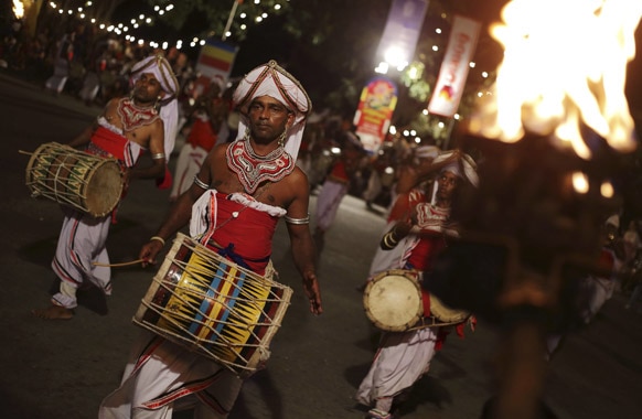 श्रीलंका के कोलंबो में पारंपरिक नृत्य का एक दृश्य।