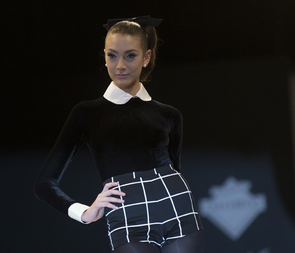 व्यूनस आयर्स फैशन वीक के दौरान डिजाइनर पब्लो रमिरेज के क्रिएशन को प्रस्तुत करती मॉडल।