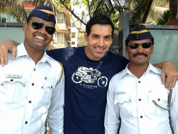 जॉन इब्राहिम ने मुंबई ट्रेफिक पुलिस के साथ अपनी तस्वीर को ट्विटर पर पोस्ट की।