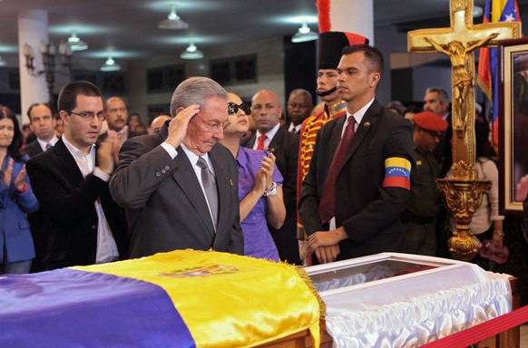 क्यूबा के राष्ट्रपति पोल कास्ट्रो वेनेजुएला के राष्ट्रपति ह्यूगो शावेज के पार्थिव शरीर को सैल्यूट करते हुए।