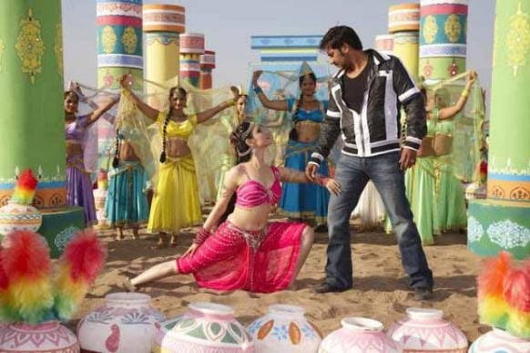 इस फिल्‍म के हिट सांग 'नैनो में सपना...' के एक दृश्‍य में तमन्‍ना और अजय देवगन।