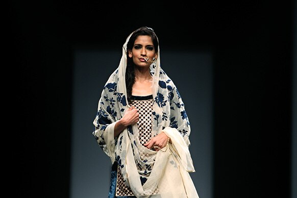 डिजाइनर विनीत बहल के परिधान को पेश करती एक मॉडल।
