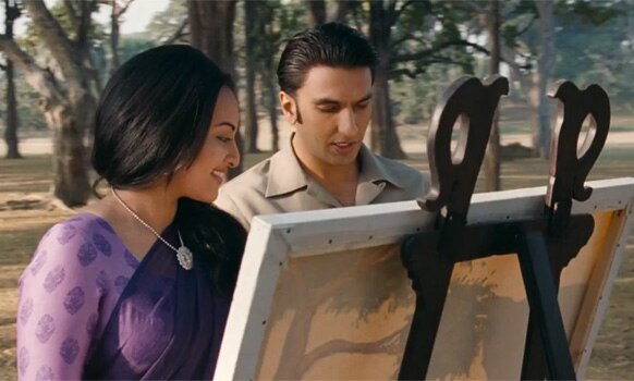 फिल्म 'लुटेरा' के एक सीन में सोनाक्षी सिन्हा और रणवीर सिंह है।