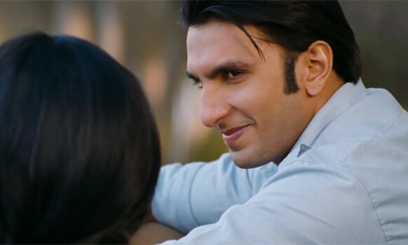 फिल्म 'लुटेरा' में सोनाक्षी सिन्हा के साथ रणवीर सिंह लीट रोल में हैं।