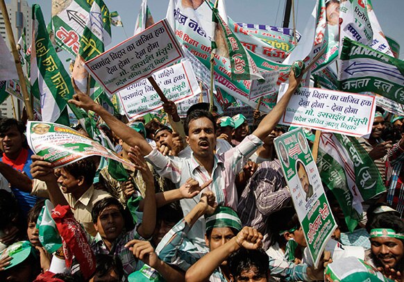 नई दिल्ली में जनता दल (यू) के अधिकार रैली के दौरान समर्थक।