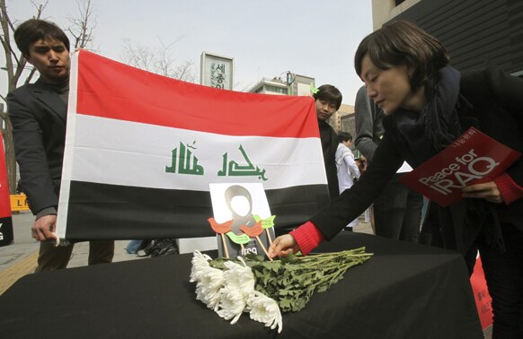 दक्षिण कोरिया में मारे इराकी लोगों को श्रद्धांजलि देती एक महिला।