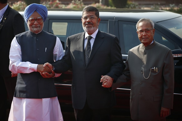 नई दिल्ली में मिस्र के राष्ट्रपति मोहम्मद मोर्सी, राष्ट्रपति प्रणब मुखर्जी और प्रधानमंत्री मनमोहन सिंह के साथ।