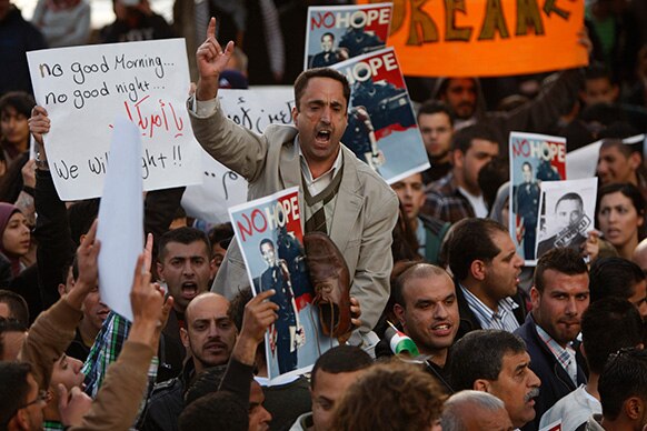रामल्‍लाह के पश्चिमी किनारे स्थित शहर में अमेरिकी राष्‍ट्रपति बराक ओबामा के दौरे के खिलाफ विरोध प्रदर्शन करते हुए फलस्‍तीनी नागरिक।