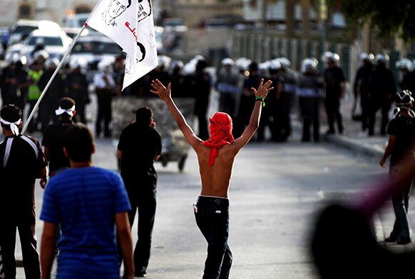 बहरीन के बिलाद अल कदीम में सरकार के खिलाफ विरोध जताते हुए प्रदर्शनकारी।