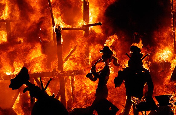 स्‍पेन के वेलेंसिया में पारंपरिक फालास फेस्टिवल के दौरान सेट्रिकल स्‍कल्‍पचर जलते हुए।