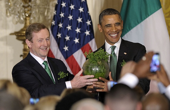 वाशिंगटन के व्‍हाइट हाऊस में सेंट पैट्रिक डे रिसेप्‍शन के दौरान आयरिश सैमरॉक का बाऊल थामे हुए आयरिश पीएम एंडा केनेडी और राष्‍ट्रपति बराक ओबामा।