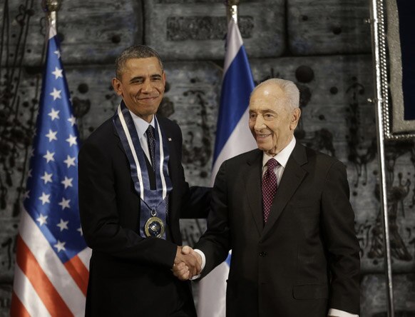 अमेरिकी राष्ट्रपति बराक ओबामा इजरायली राष्ट्रपित शिमोन पेरेस से मिलते हुए।