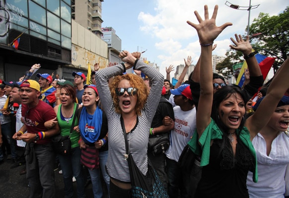 वेनेजुएला के छात्रों का स्वर्गीय राष्ट्रपति ह्यूगो शावेज की मौत के खिलाफ प्रदर्शन।