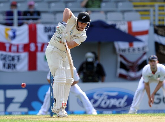 इंग्लैंड के खिलाफ बल्लेबाजी करते हुए न्यूजीलैंड के क्रिकेट खिलाड़ी हामिश रदरफोर्ड।