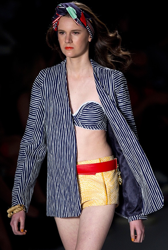 साओ पाअलो फैशन वीक में फोरम समर कलेक्शन पेश करती एक मॉडल।