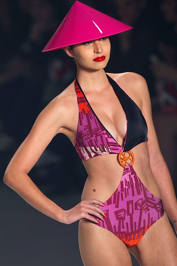 साओ पाअलो फैशन वीक में समर कलेक्शन पेश करती एक मॉडल।