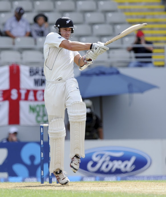 ऑकलैंड में इंग्लैंड के खिलाफ बल्लेबाजी करते न्यूजीलैंड के बल्लेबाज पीटर फ्यूलटॉन।