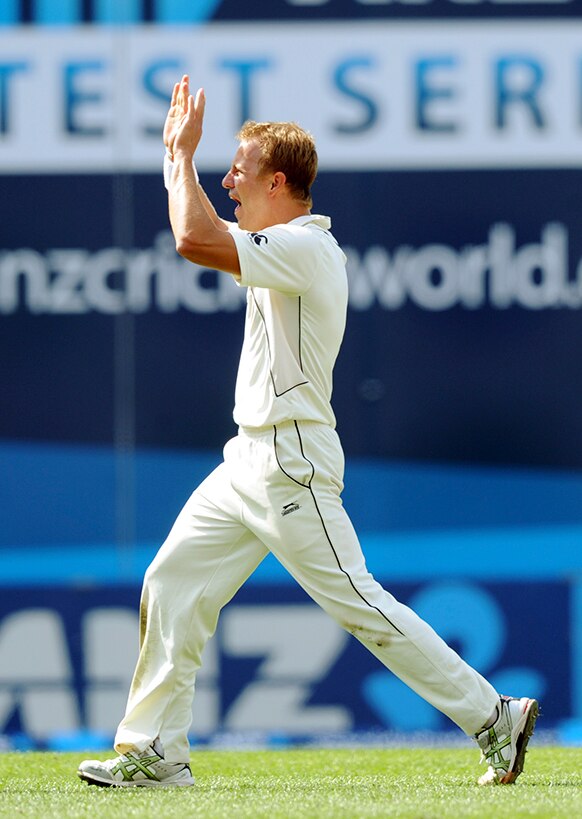 इंग्लैंड के बल्लेबाज मैट प्रायर को आउट करने के बाद खुशी मनाते न्यूजीलैंड के नील वैग्नर।