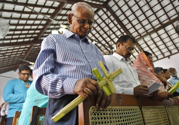 बैंगलोर स्थित सेंट पॉल चर्च में प्रार्थना करते लोग।
