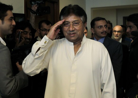 कराची के लिए रवाना होने से पहले दुबई स्थित अपने कार्यालय में पाकिस्तान के पूर्व शैन्य शासक परवेज मुशर्रफ।