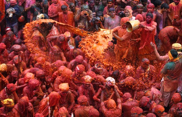 बरसाना में होली की मस्ती का एक दृश्य जिसमें होली के रंगों से हर व्यक्ति रंगीन हो उठा है।