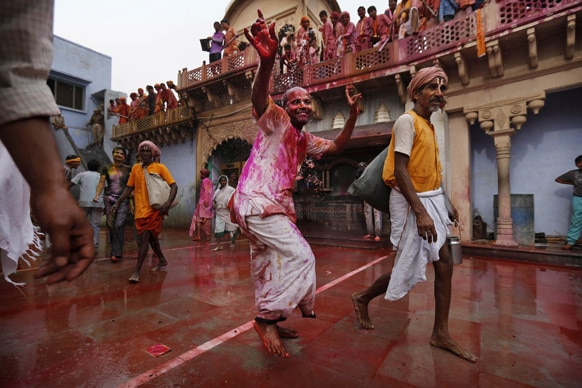कृष्ण की नगरी मथुरा,वृंदावन होली के मस्ती में झूम उठा और हर तरफ होली के रंग खेलते लोग नजर आ रहे हैं।