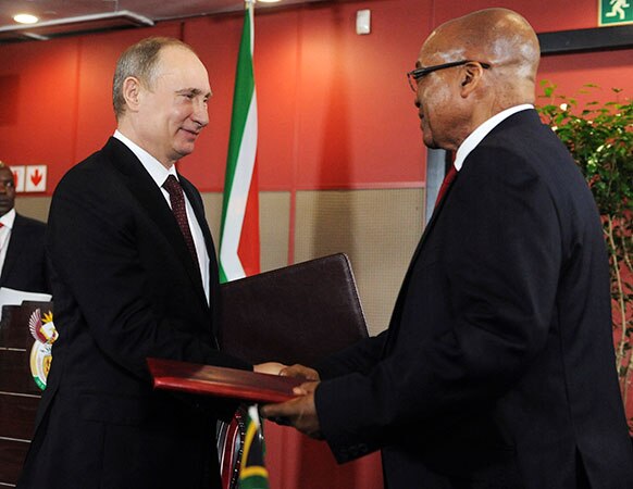 रूस के राष्ट्रपति व्लादिमीर पुतिन के साथ दक्षिण अफ्रीका के राष्ट्रपति जैकब जुमा।