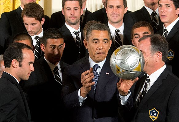 बराक ओबामा फुटबॉल खिलाड़ियों के साथ।