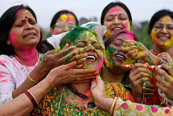 इलाहाबाद में महिलाओं ने एक-दूसरे को रंग लगाकर होली मनाई।