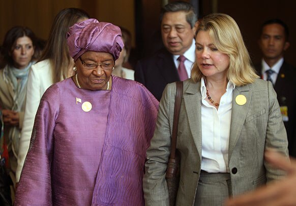 लाइबेरिया के राष्ट्रपति एलन जॉनसन सिरलीफ के साथ ब्रिटिश अंतराष्ट्रीय विकास सचिव जस्टिन ग्रीन।