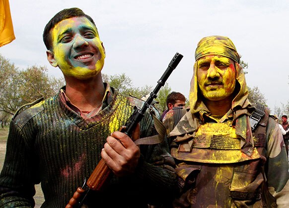 भारतीय सीमा सुरक्षा बल के जवानों ने मनाई होली।