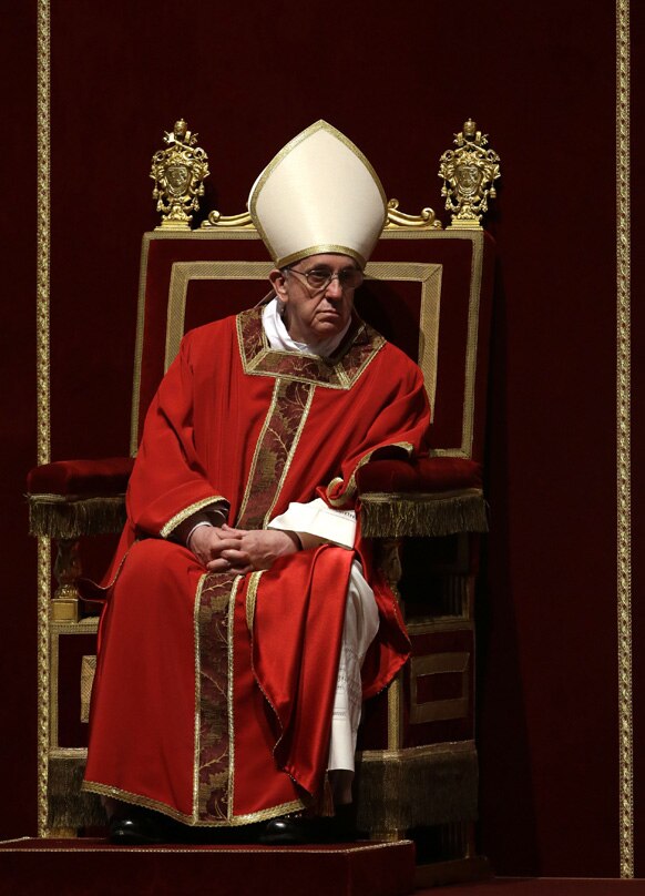 वेटिकन में सेंट पीटर की बैसिलिका में पोप फ्रांसिस।