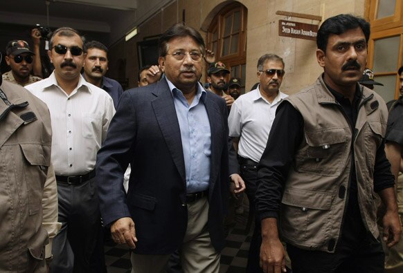 कराची के कोर्ट में जाते पाकिस्तान के पूर्व राष्ट्रपति परवेज मुशर्रफ।