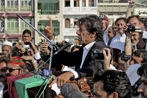 मिंगोरा में पाकिस्तान के पूर्व क्रिकेटर और राजनेता इमरान खान की एक रैली।