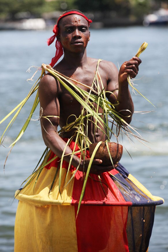नाइजीरिया के लागोस में पारंपरिक परिधान में एक व्यक्ति।