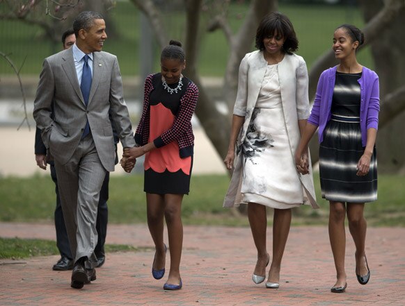 अमेरिकी राष्ट्रपति बराक ओबामा, अपनी पत्नी और बेटियों के संग ईस्टर के मौके पर चर्च जाते हुए।