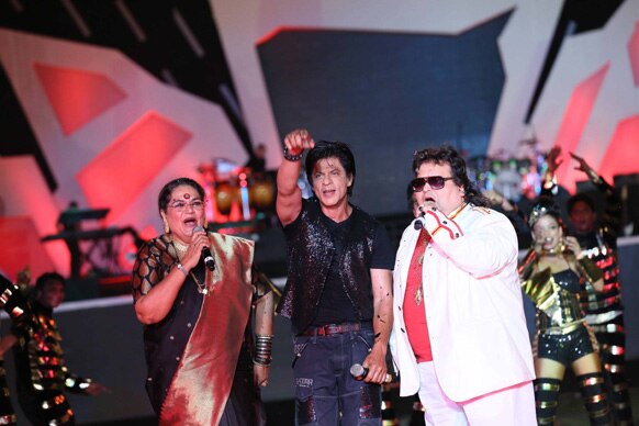 आईपीएल 6 के ओपनिंग सेरेमनी के दौरान प्रसिद्ध गायिका उषा उथ्‍थप, बप्‍पी लाहिरी अभिनेता शाहरूख खान ने अपने परफॉरमेंस से दर्शकों को रोमांचित कर दिया। फोटो सौजन्‍य: रवि शंकर तुलसान/रेड चिलीज एंटरटेनमेंट।