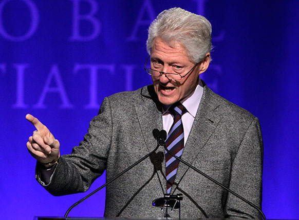 वाशिंगटन विश्वविद्यालय में व्याख्यान देते अमेरिका के पूर्व राष्ट्रपति बिल क्लिंटन।