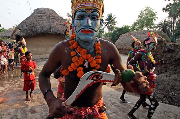 कोलकाता से 120 किलोमीटर दूर कुर्मुन में शिव गजन हिंदू त्योहार मनाते श्रद्धालु।