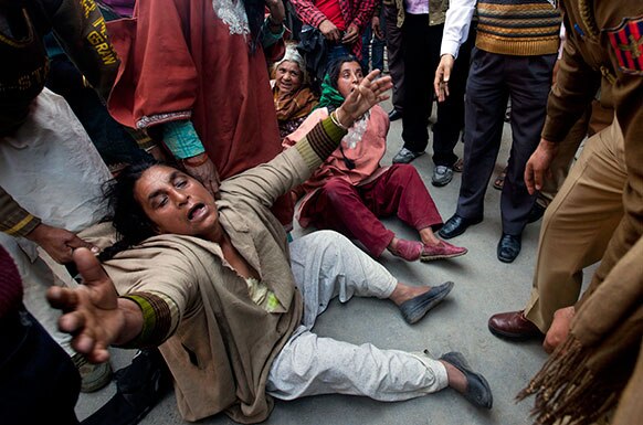 श्रीनगर में कश्मीरी मुस्लिम महिला पुलिस के खिलाफ प्रदर्शन करती हुईं।