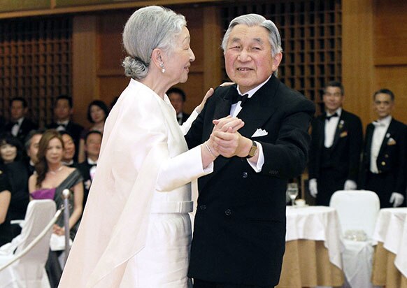 टोक्यो में जापान के सम्राट और महारानी एक डिनर पार्टी में डांस करते हुए।