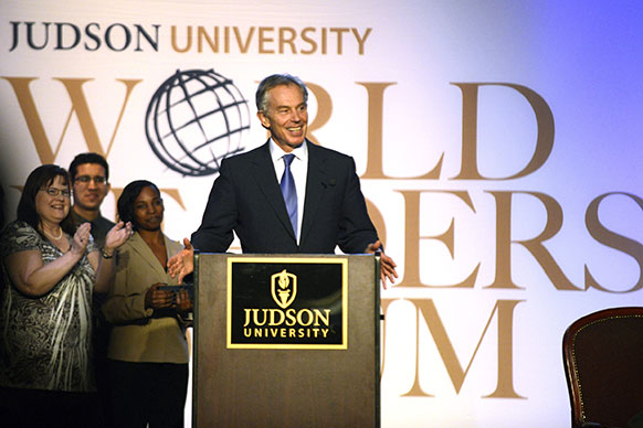 एल्गिन में जुडसन यूनिवर्सिटी तीसरा वार्षिक वर्ल्ड लीडर फोरम के दौरान बोलते हुए टॉनी ब्लेयर।
