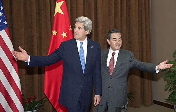 बीजिंग में अमेरिका के विदेश मंत्री जॉन केरी और चीन के विदेश मंत्री वांग यी।