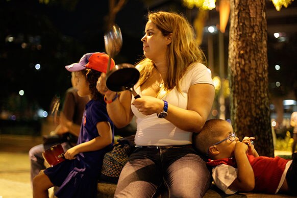 वेनेजुएला में राष्ट्रपति चुनाव के विरोध में धरना पर बैठी एक महिला।