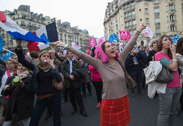 पेरिस में गे शादीके समर्थक विरोध प्रदर्शन करते हुए।
