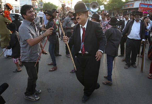 गुजरात के आदीपुर में हास्य अभिनेता चार्ली चैपलिन फैन के लोग उनके जन्मदिन पर डांस करते हुए।