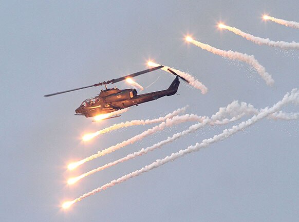 ताइवान में हेलीकॉप्टर युद्ध अभ्यास की तैयारी करता हुआ।